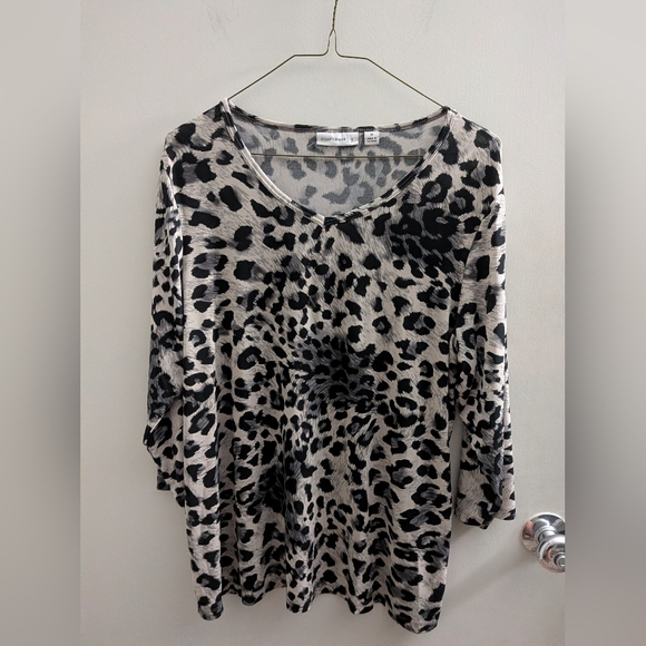 Susan Graver Tops - Susan Graver Medium Black & White Leopard Print V-Neck Top EUC Animal Print